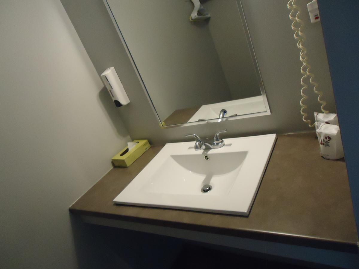 Motel Le Rond Point Metabetchouan Zewnętrze zdjęcie
