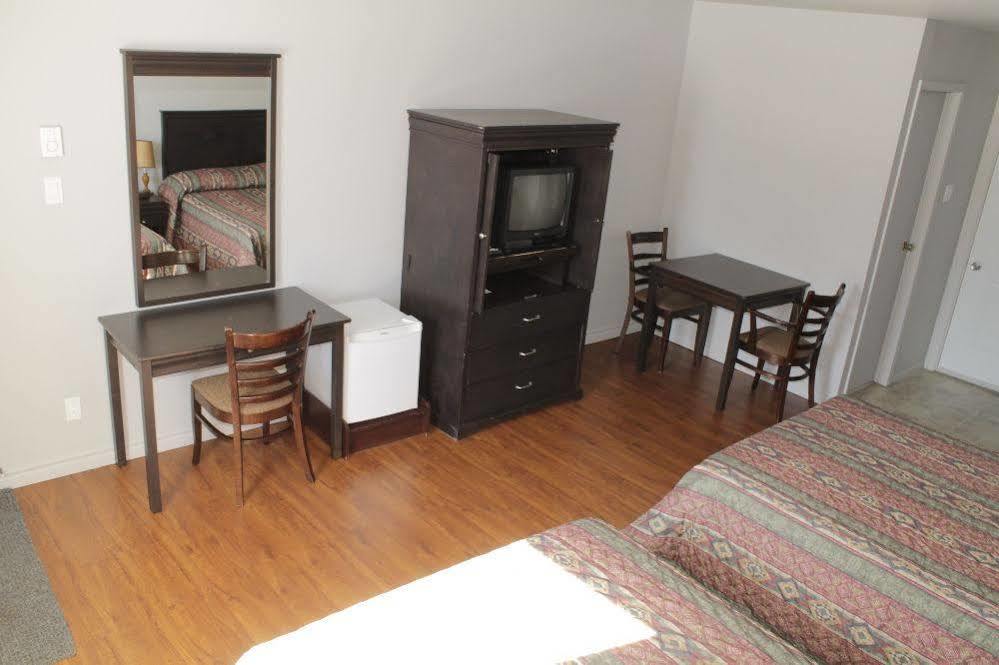 Motel Le Rond Point Metabetchouan Zewnętrze zdjęcie