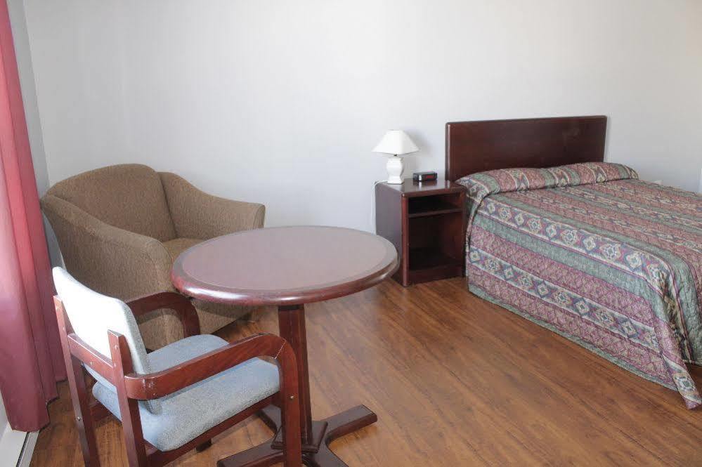 Motel Le Rond Point Metabetchouan Zewnętrze zdjęcie