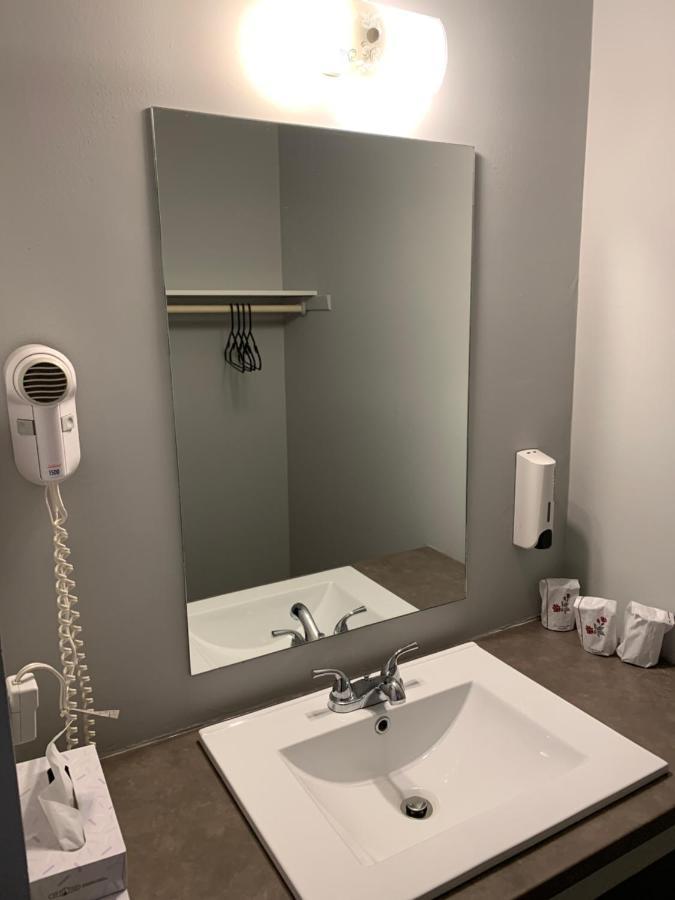 Motel Le Rond Point Metabetchouan Zewnętrze zdjęcie